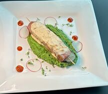 Шашлычок из тунца с пюре из шпината 