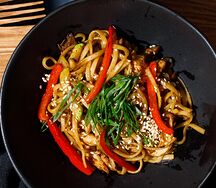 Пшеничная лапша с цыпленком и овощами