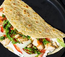 Тако с цыпленком и греческим соусом
