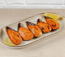 Мидии запеченные в спайси соусе