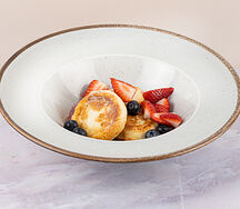 Сырники со свежими ягодами