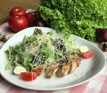Салат Цезарь с креветками