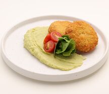 Рыбные биточки с картофельным пюре и брокколи