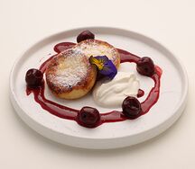 Сырники с ягодным соусом и сметаной
