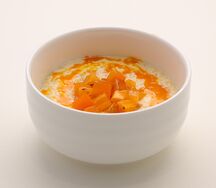 Каша пшеничная с облепиховым соусом и хурмой