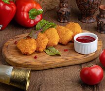 Жареный сулугуни с клюквенным соусом 