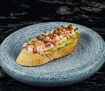 Брускетта с крабом и креветкой