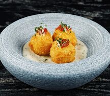 Крокеты с морепродуктами и соусом айоли