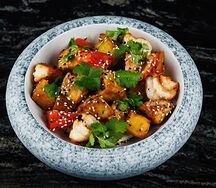 Салат с хрустящими баклажанами и креветкой