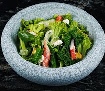 Зелёный салат с крабом