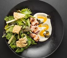 Салат с кальмаром