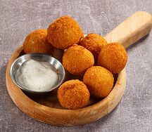Сырные шарики с халапеньо и фирменным соусом
