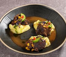 Говяжьи щечки с картофельным пюре и соусом пивной демиглас