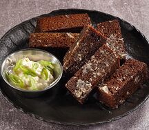 Гренки из бородинского хлеба с фирменным соусом