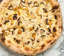 Грибная пицца с трюфельным маслом