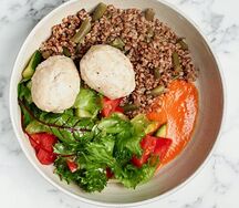 Биточки из курицы с гречкой и свежими овощами
