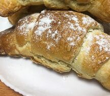 Круассан с ягодной начинкой
