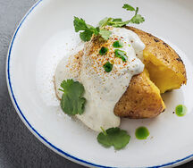Печеная картошка, сванская соль, мацони
