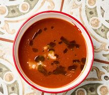 Томатный суп с тартаром из креветок
