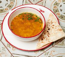 Куриный бульон с яичной лапшой и яйцом