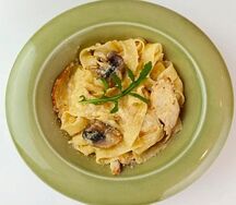 Паста с подкопченой курицей и грибами
