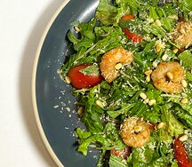 Салат с креветками и руколой