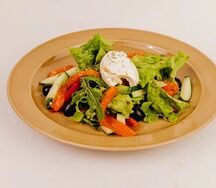 Салат с малосольной форелью, миксом зелени и соусом бальзамик