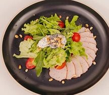Салат с копченым мясом, овощами и кедровыми орешками