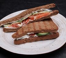 С форелью, творожным сыром и огурчиком (сэндвич)