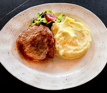 Эсколоп из свинины с картофильным пюре и помидорами черри