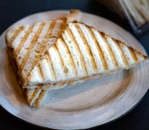 С копчёной курочкой, плавленым сыром, помидором и зеленью