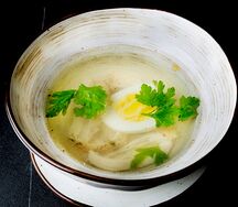 Куриный бульон с яйцом