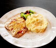 Куриная отбивная с картофельным пюре и помидорами черри