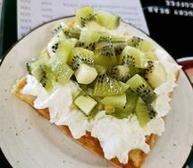 Вафля венская с фруктами и крем-чизом 