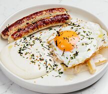 Куриные колбаски с кедровыми орешками с жареным яйцом и картофелем