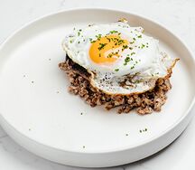 Бифштекс с жареным яйцом и гречкой с белыми грибами