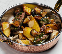 Медальоны из говядины с жареным картофелем и грибами