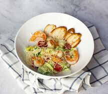Салат Цезарь с креветками