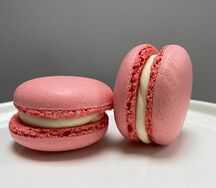 Макарон клубничный чизкейк