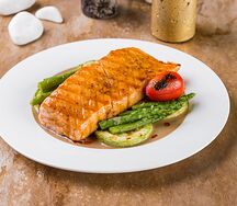 Стейк из семги с нежным кокосовым соусом и овощами, приготовленными на гриле