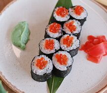 Маки с икрой лосося, сыром и огурцом