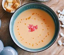 Крем-суп из лосося со сливками и чили-маслом