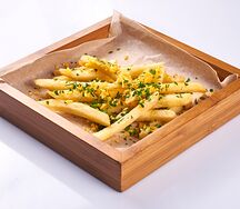 Картофель фри с сыром и зеленью