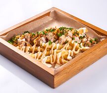 Картофель фри с курицей и зеленью