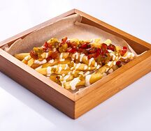 Картофель фри с халапеньо и печеным перцес