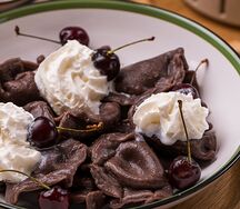 Замороженные шоколадные вареники с вишней (большая порция)