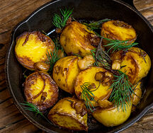 Молодой обжаренный картофель с розмарином и грибами