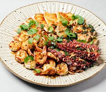 Морское ассорти Кальмар, осьминог, креветки, гребешки с трюфельной пастой