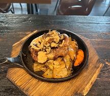 Стейк из свинины с капустой и вешенкой