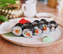 Маки с семгой и огурцом